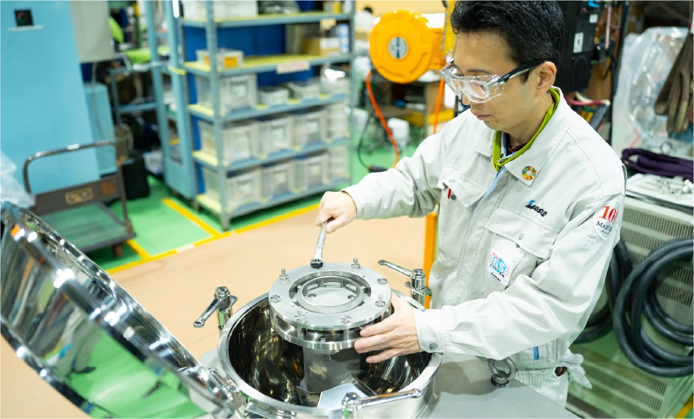 摩砕機を調整する増幸産業社員